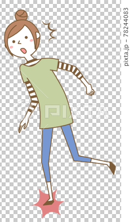 つまずく若い女性 ママ 78244083