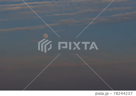 夕方の月（月齢13.3）・2021年5月25日 78244237