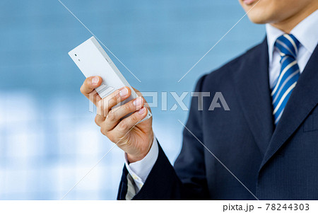 スマホを操作するビジネスマンの手元イメージ スマホを操作するビジネスマンの手元イメージ 78244303