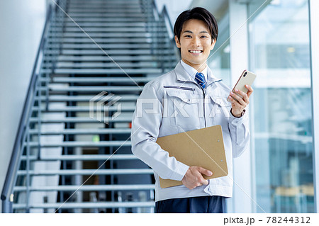 ビジネスマン　作業着　スマホ 78244312