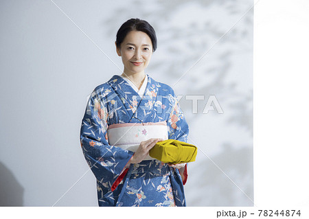 ミドル　着物の女性　風呂敷 78244874