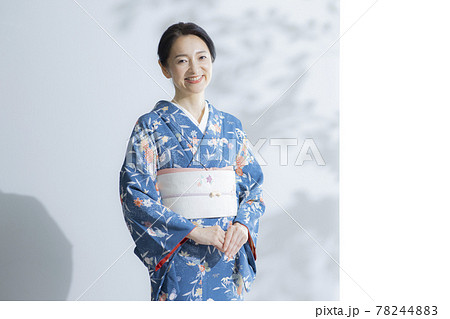 ミドル　着物の女性　和装バッグ 78244883