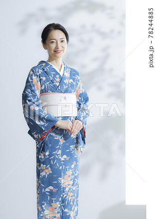 ミドル　着物の女性　和装バッグ 78244885