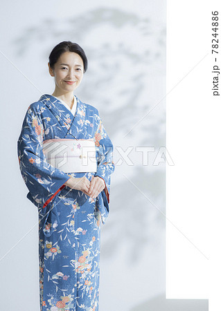 ミドル　着物の女性　和装バッグ 78244886