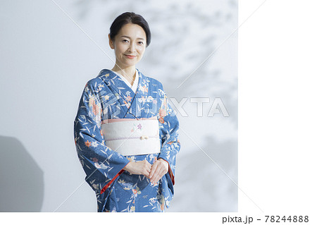 ミドル　着物の女性　和装バッグ 78244888