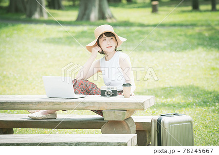 新緑の中でワーケーションをする若い女性 新緑の中でワーケーションをする若い女性 78245667