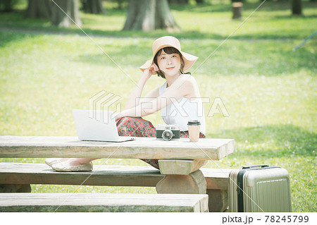 新緑の中でワーケーションをする若い女性 78245799