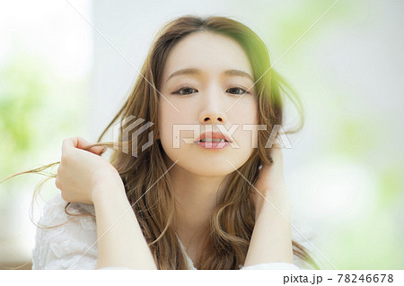 女性　笑う　笑顔　ビューティー　 78246678