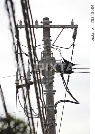 曇りの日の住宅街にある電柱と電線 曇りの日の住宅街にある電柱と電線 78248084