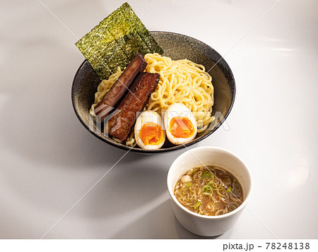 白背景の魚介つけ麺 78248138