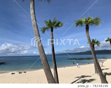 夏は綺麗な海と綺麗な空の写真素材