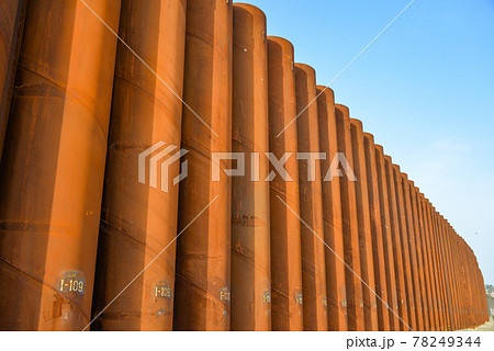 砂浜の高い鉄壁	 78249344