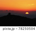 山に沈む夕日 78250504