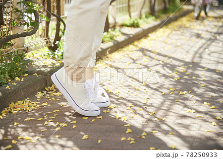 女性の足　背伸び　足元 78250933