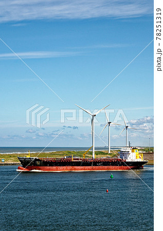 Offshore wind farm in Ijmuiden - Netherlands Offshore wind farm in Ijmuiden - Netherlands 78251319