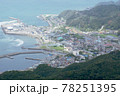 山から見下ろす街並みと風景 78251395