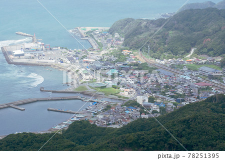 山から見下ろす街並みと風景 山から見下ろす街並みと風景 78251395