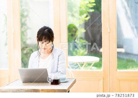 カフェでテレワークをする若い女性 78251873