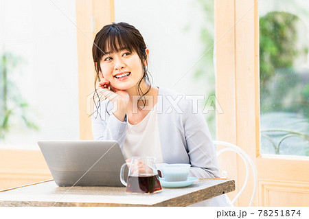 カフェでテレワークをする若い女性 78251874