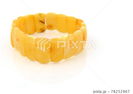 The bracelet made of polished amber beads with inclusions. The bracelet made of polished amber beads with inclusions. 78252907