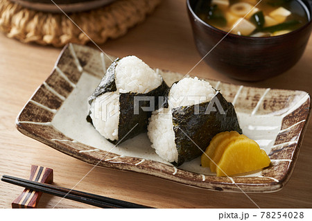 海苔を巻いたおにぎり 海苔を巻いたおにぎり 78254028