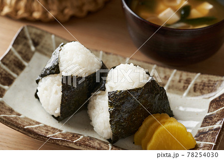 海苔を巻いたおにぎり 78254030