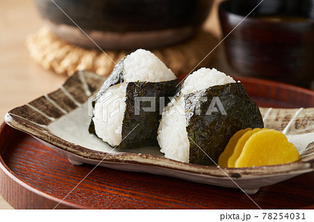 海苔を巻いたおにぎり 78254031