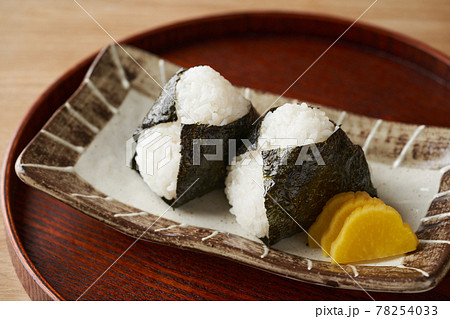 海苔を巻いたおにぎり 海苔を巻いたおにぎり 78254033