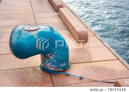 港にある船を係留するためのボラードの写真 港にある船を係留するためのボラードの写真 78254348