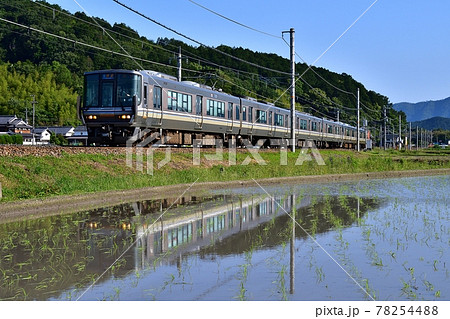 鉄道　列車　jr  山陰本線　京都口　水鏡　田園　田んぼ　初夏　京都　亀岡　南丹市　嵯峨野線　普通　 78254488