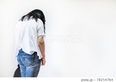 立ち尽くす女性の写真。無気力・うつ病のイメージ。 78254764
