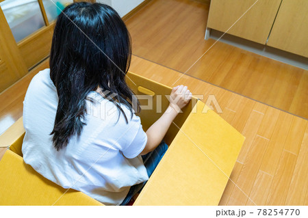 ダンボールに入っている女性の写真。箱入り娘のイメージ。 78254770