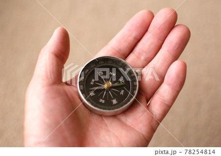 手に持ったコンパス 78254814