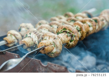 Grilled mushrooms on skewers cooked in a brazier, close-up, retr Grilled mushrooms on skewers cooked in a brazier, close-up, retr 78255135