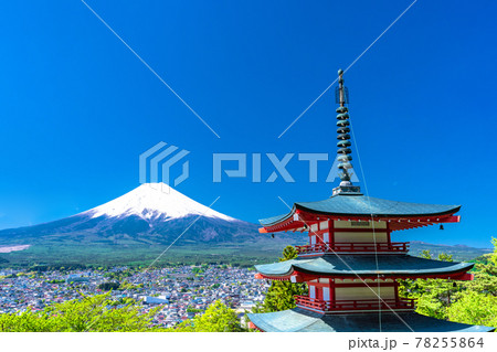 《山梨県》富士山と新緑と五重の塔・新倉山浅間公園 78255864