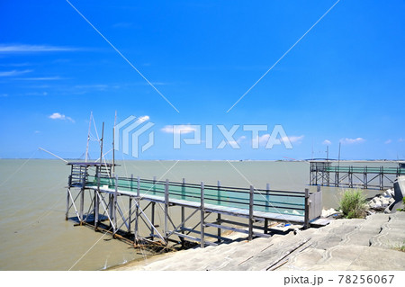 夏めく有明海　青い空と雲 78256067