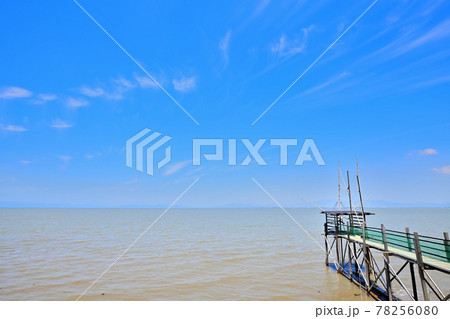 夏めく有明海　青い空と雲 78256080