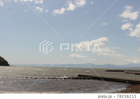 晴天の海沿いを歩く 晴天の海沿いを歩く 78256215