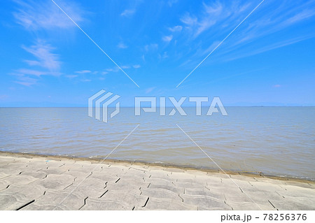 夏めく有明海 青い空と雲 夏めく有明海 青い空と雲 78256376