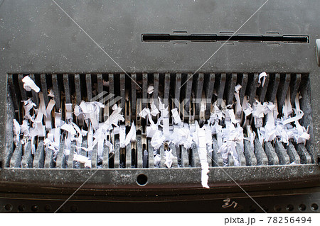 Maintenance of the paper shredder because it is used continuously for a long time, causing the motor to overheat, and the paper remains. Maintenance of the paper shredder because it is used continuously for a long time, causing the motor to overheat, and the paper remains. 78256494