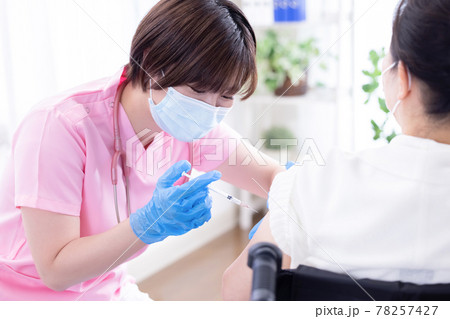 医療 コロナウイルスワクチンを高齢者に打つ女性医師 医療 コロナウイルスワクチンを高齢者に打つ女性医師 78257427