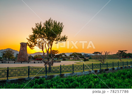 Sunset of Cheomseongdae observatory in Gyeongju, Korea 78257786
