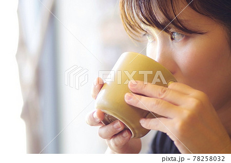 マグカップで飲み物を飲む女性 マグカップで飲み物を飲む女性 78258032