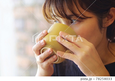 マグカップで飲み物を飲む女性 マグカップで飲み物を飲む女性 78258033