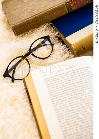 洋書と眼鏡のクラシックなイメージの素材画像 洋書と眼鏡のクラシックなイメージの素材画像 78258366