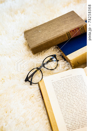 洋書と眼鏡のクラシックなイメージの素材画像 洋書と眼鏡のクラシックなイメージの素材画像 78258368