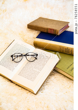 洋書と眼鏡のアンティークなイメージの素材画像 洋書と眼鏡のアンティークなイメージの素材画像 78258551