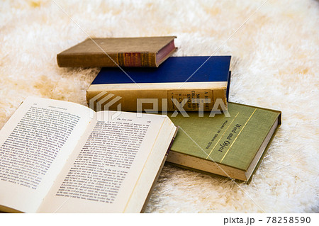 洋書が重なるアンティークなイメージの素材画像 洋書が重なるアンティークなイメージの素材画像 78258590