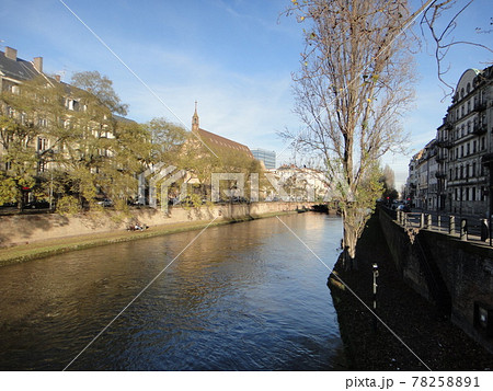 【フランス】ストラスブールを流れるイル川の風景 78258891