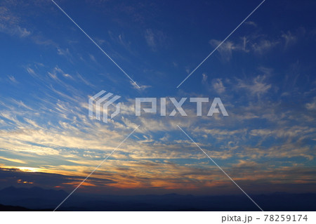 夕日と雲と山地 78259174